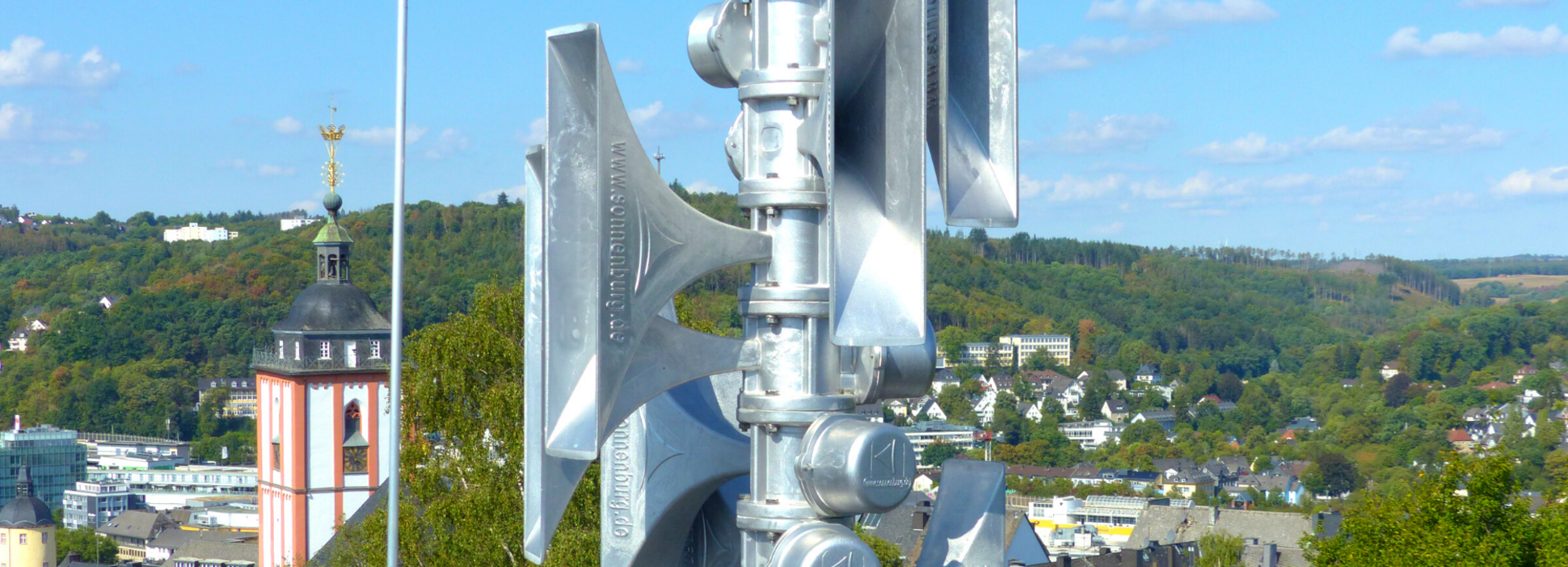 Elektronisches Sirenensystem mit Turmspitze der Nikolaikirche im Hintergrund (Foto: Feuerwehr Siegen)